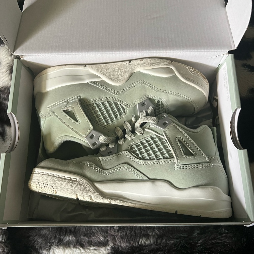 Jordan 4 Retro Seafoam Sneakers